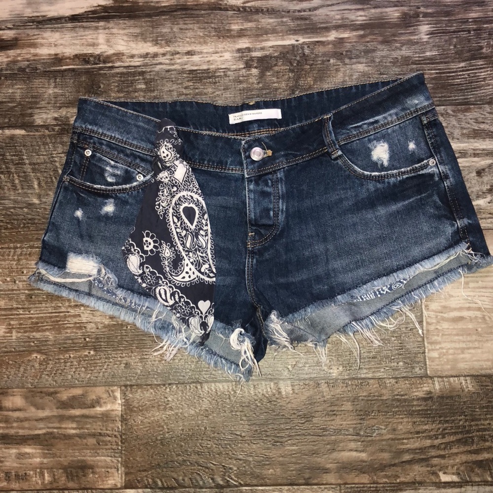 🌺Zara distressed denim shorts